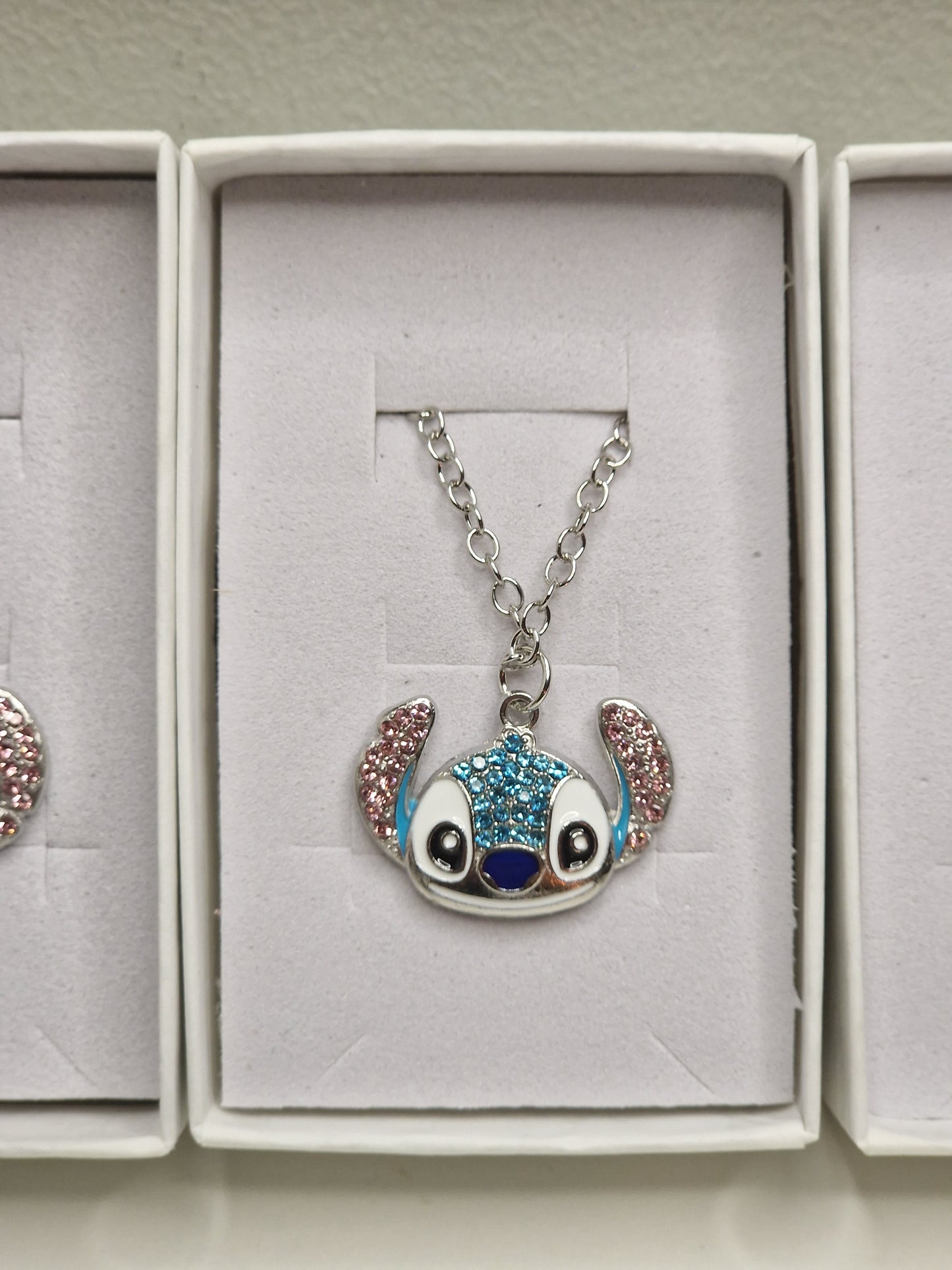 Halsband med glittrande figur