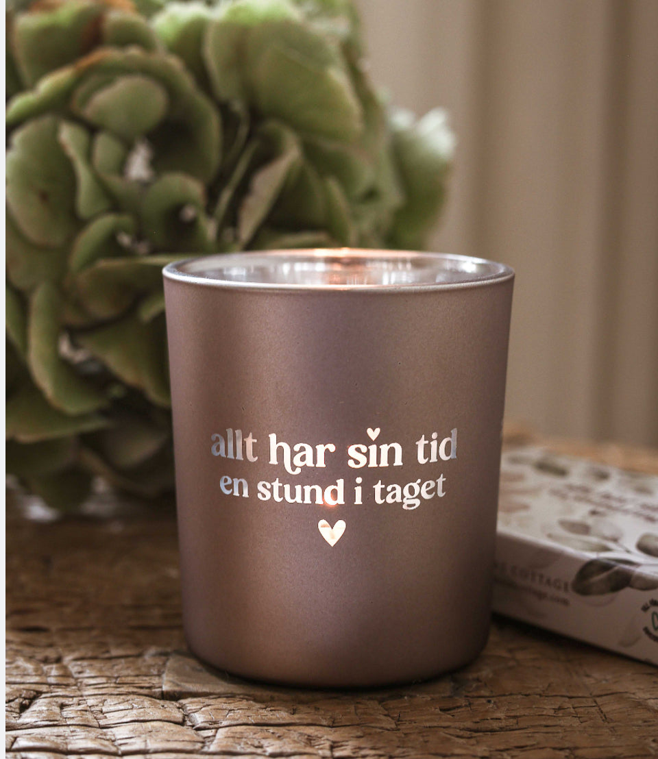 Ljuslykta “allt har sin tid” – Majas Cottage