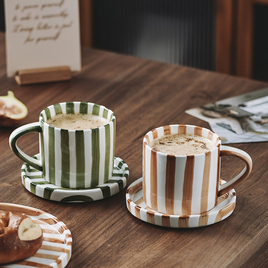 Kopp med Fat – Vintage Randigt Set i Keramik