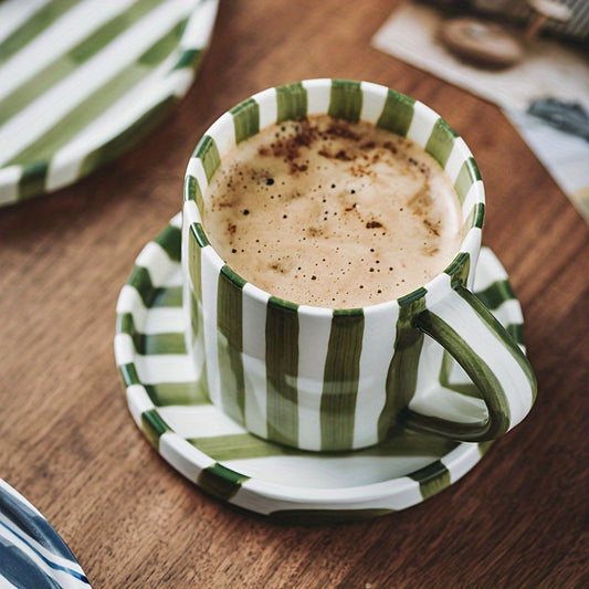 Randig Kopp med Fat i Keramik – Klassisk Kaffekopp